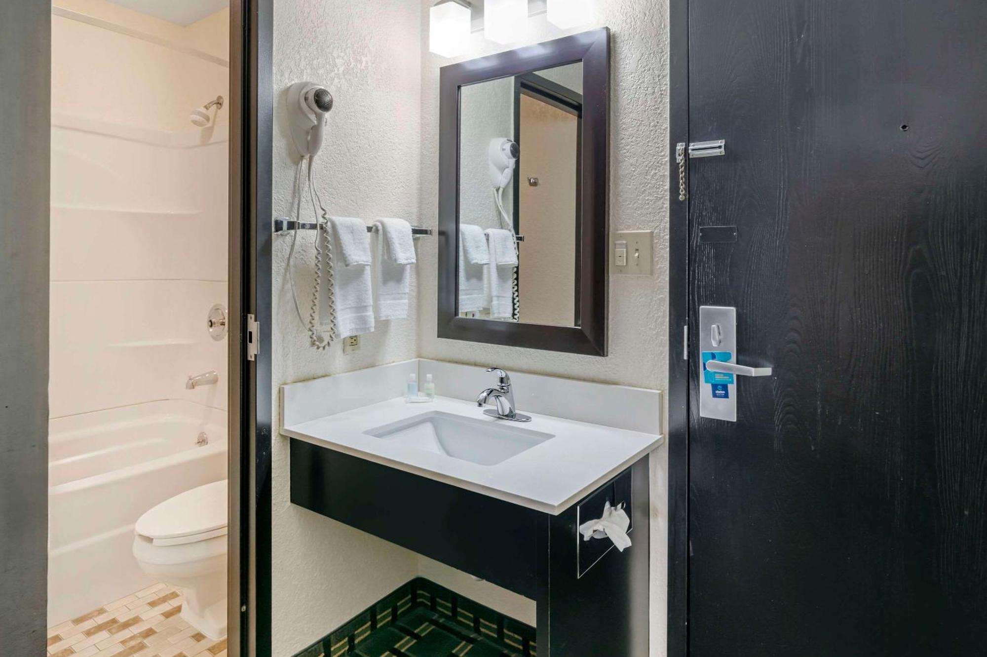 Hotel Clarion Pointe Jasper Exterior foto